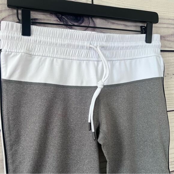 Fabletics Grey Drawstring Waist Low Rise Cropped Capri Leggings - Picture 2 of 6